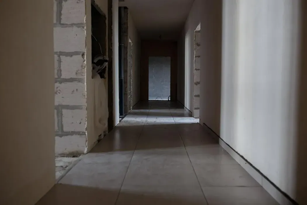 Монтуємо плитку в коридорах будинків ЖК “Green Side”