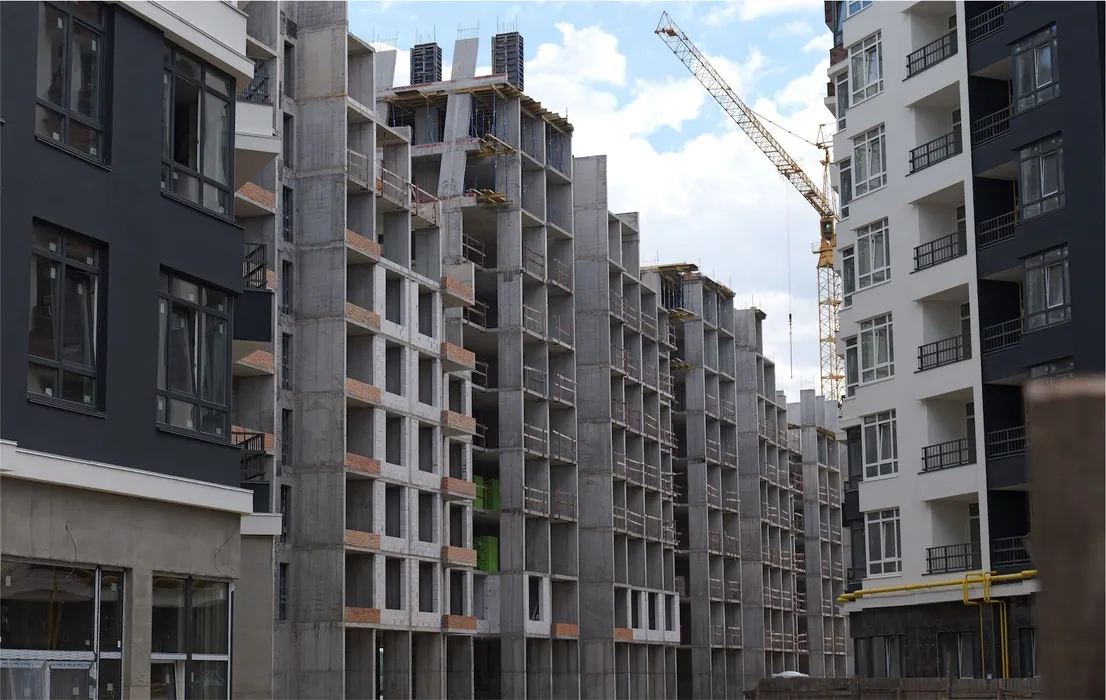 В 34 доме Синергия Сити начали кладку стен и завершают монолитные работы.