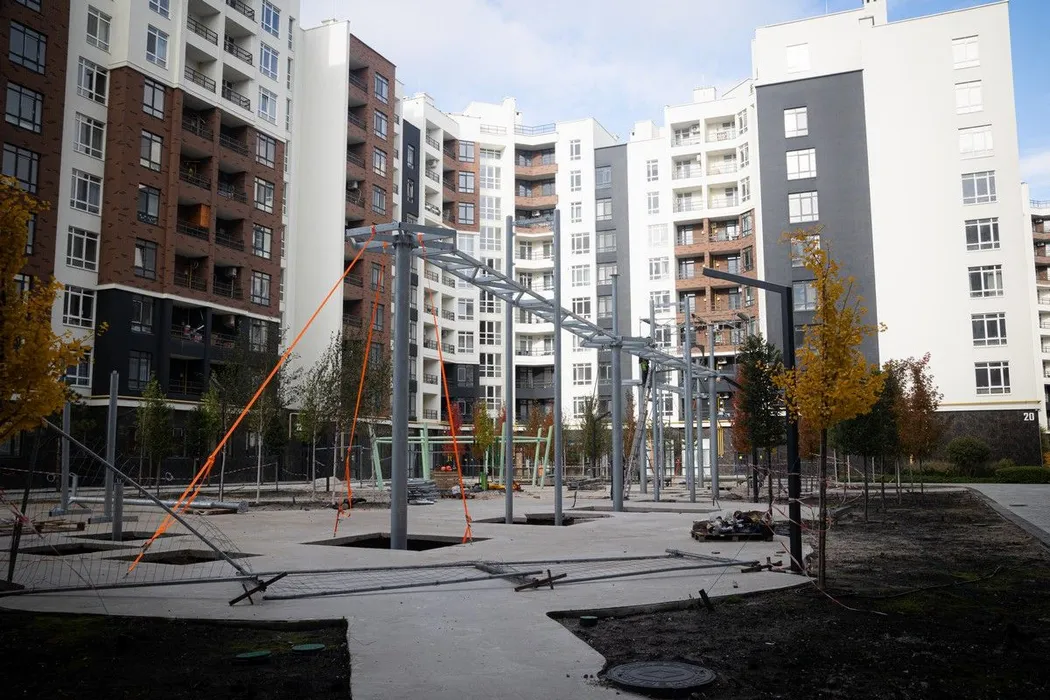 В ЖК Синергия Сити монтируют новую детскую площадку от Hip Park