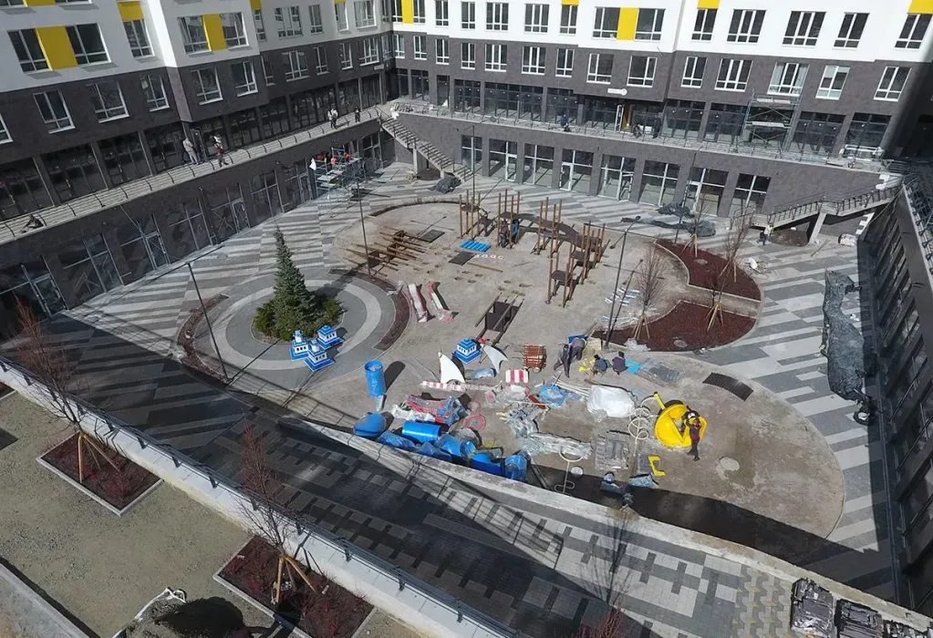 Продовжуємо влаштовувати благоустрій внутрішнього двору ЖК Green Side