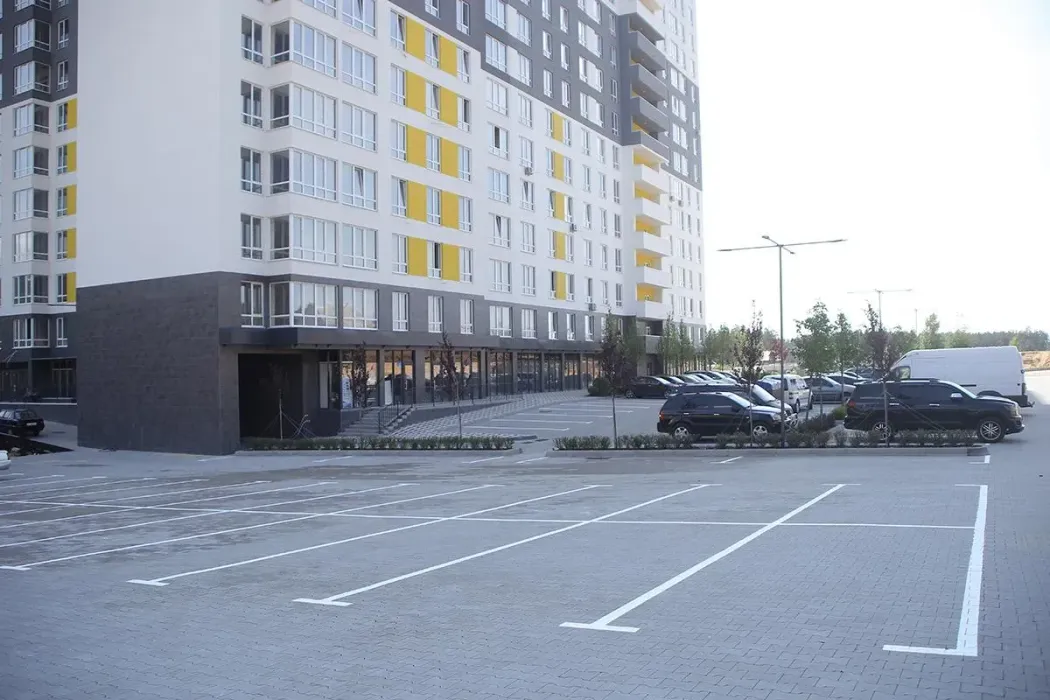 Завершуємо благоустрій в ЖК Green Side: нанесли дорожню розмітку на парковці