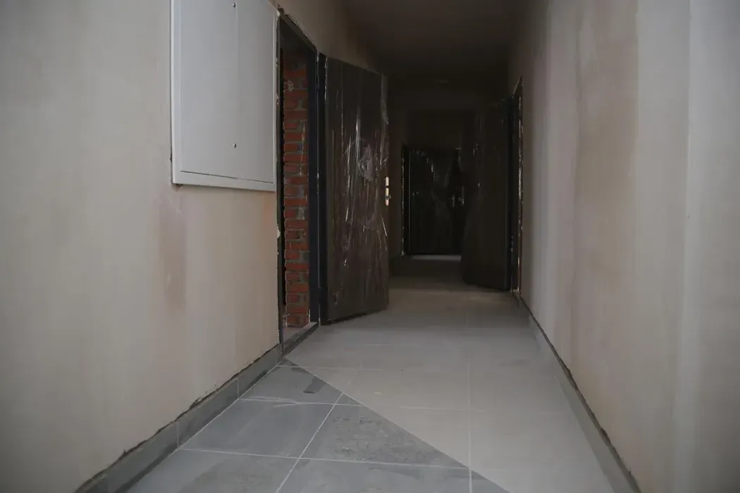У 9-й секції ЖК Синергія 3+ розпочали укладку плитки в місцях загального користування
