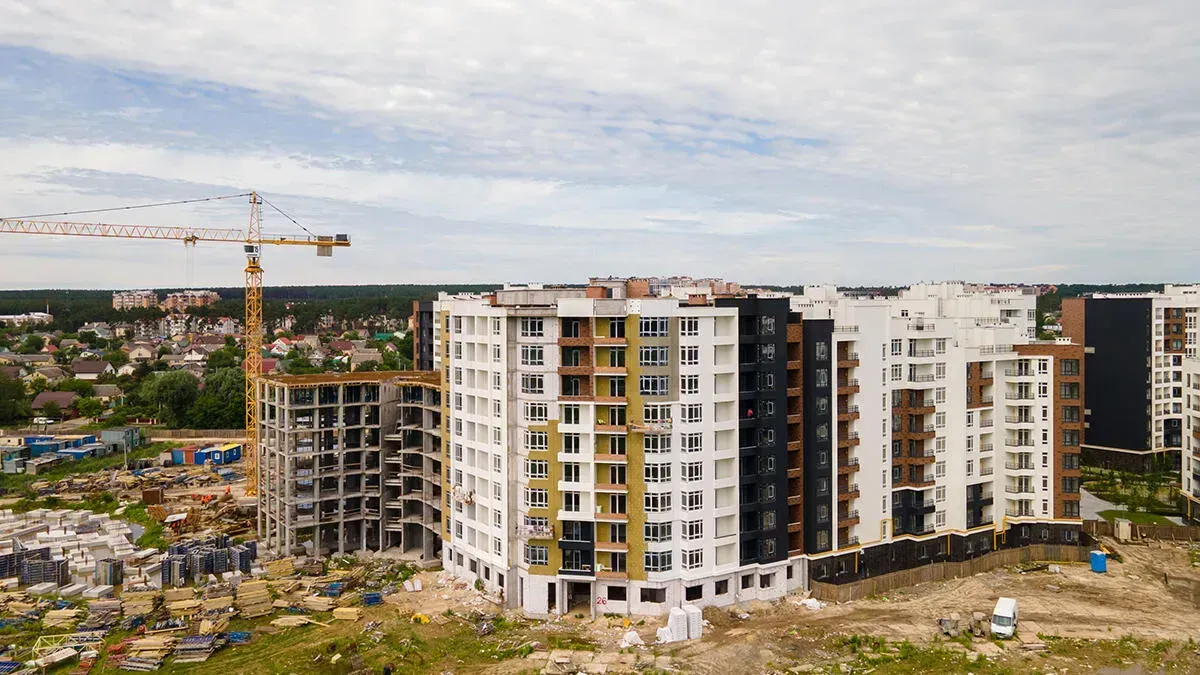 В ЖК Синергия Сити продолжаются фасадные работы в двух домах одновременно: 18 и 26 дома окрашиваются цветами