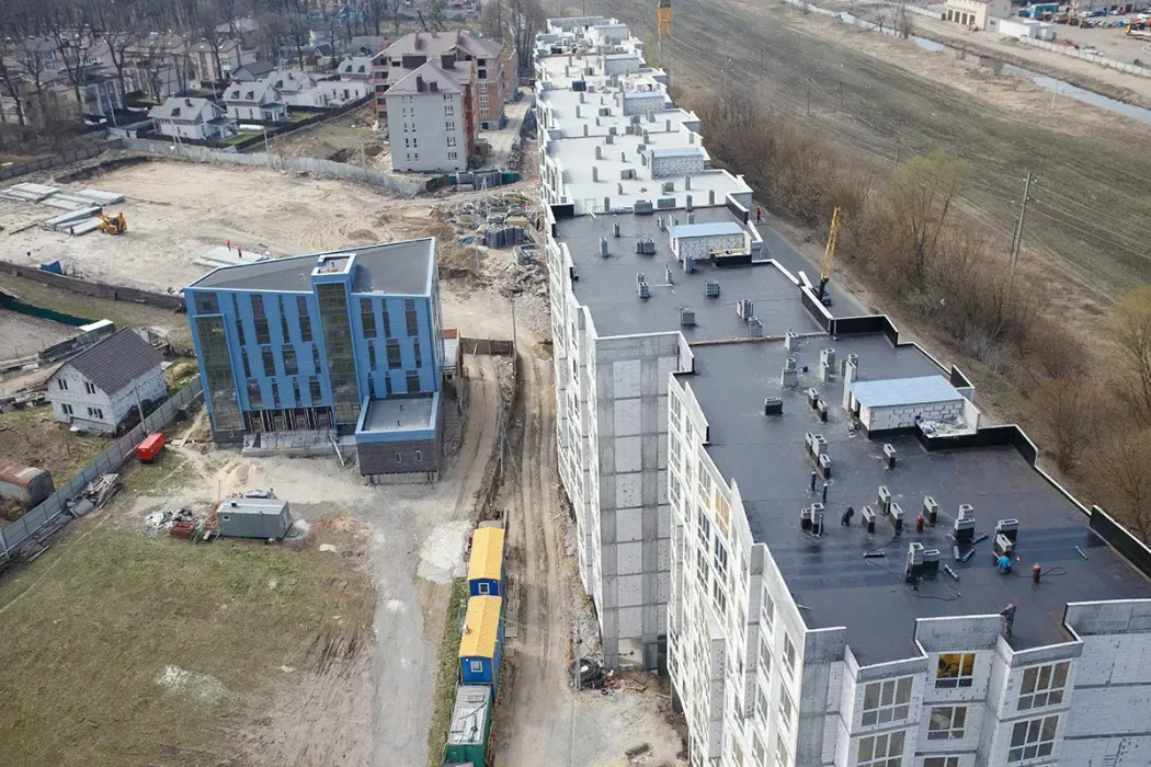 Гідроізоляцію даху на будинках ЖК “Синергія 3+” розпочато згідно з графіком!