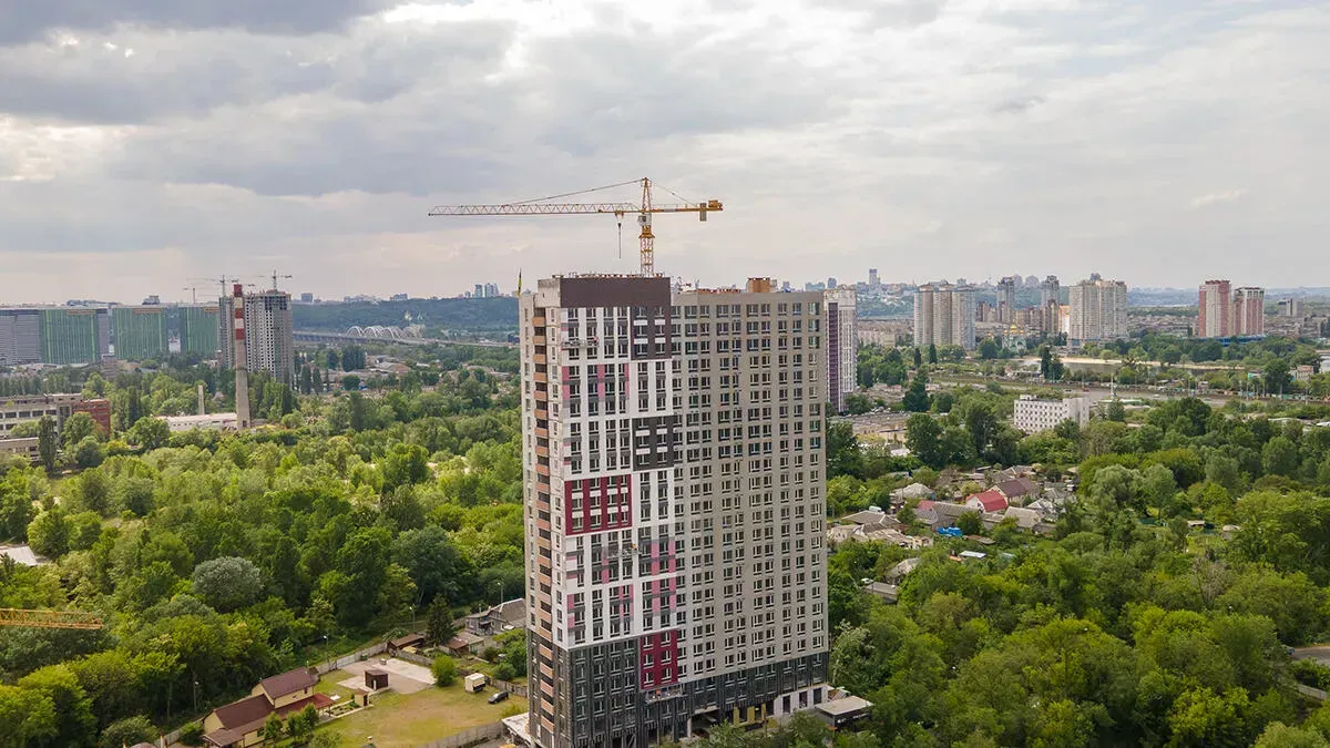 Розпочали фарбування фасаду 2-го будинку в ЖК Синергія Київ: буде яскраво, довговічно, впізнавано