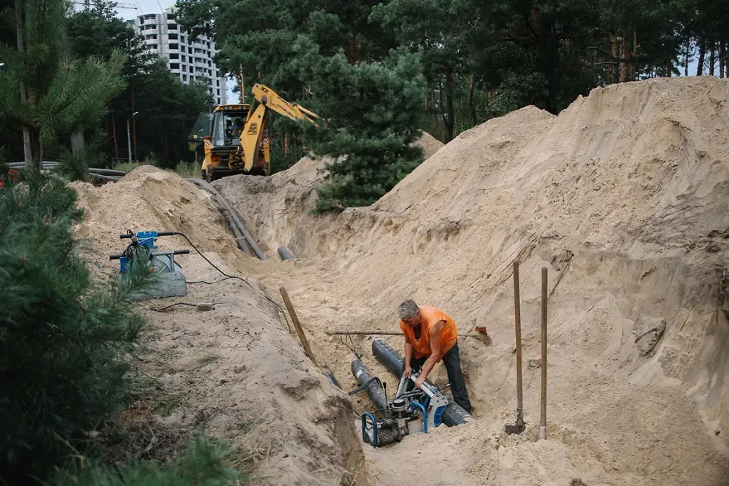 Прокладаємо водопровідні трубопроводи та напірний колектор з КНС в ЖК Green Side