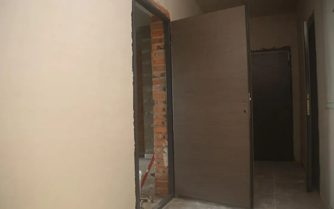 В 7-му будинку ЖК Синергія 3+ встановлюємо надійні двері для ваших “фортець”