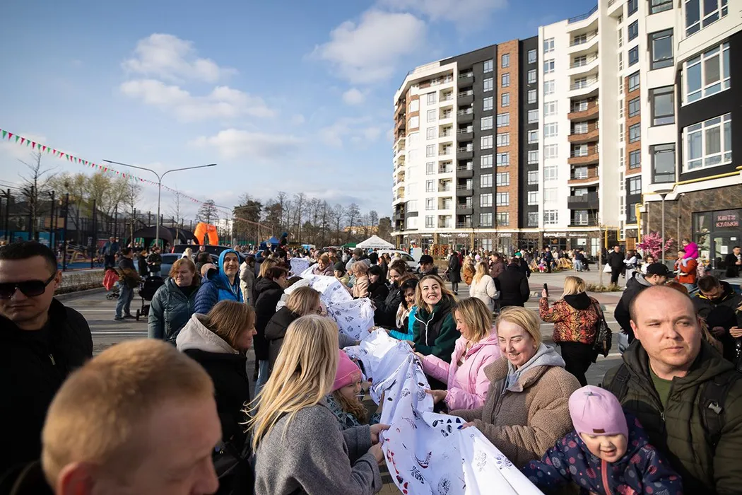 В Синергия Сити установили рекорд — создали 100-метровый рушник вместе с жителями и гостями Ирпеня