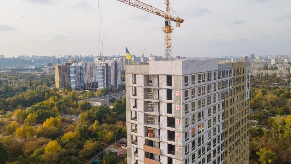 Будівельна група Синергія завершила монолітні та приступила до фасадних робіт у ЖК Синергія Київ