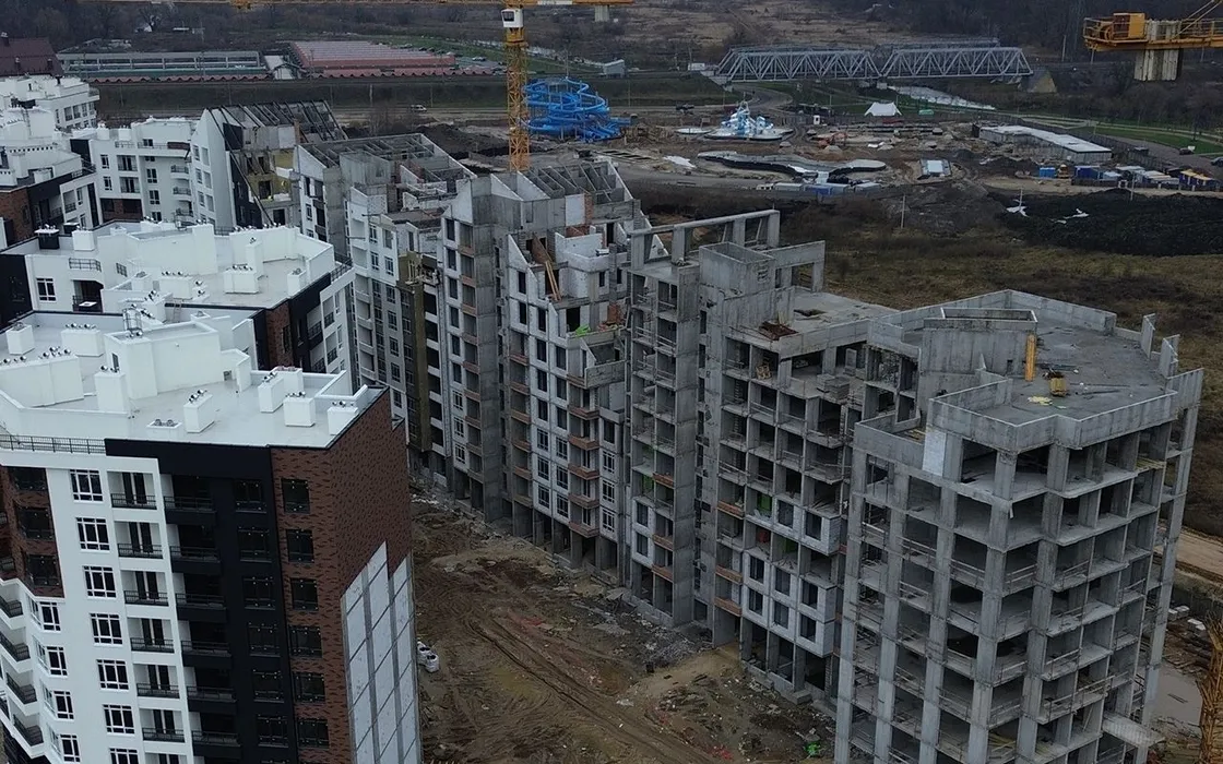 В 35 доме Синергия Сити приступили к установке окон