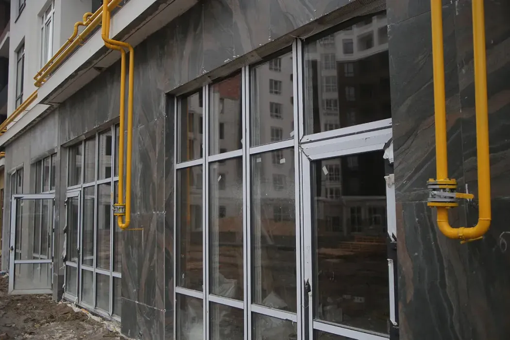Тривають фасадно-оздоблювальні роботи 1-го поверху у 7, 8 та 9 секціях ЖК Синергія Сіті