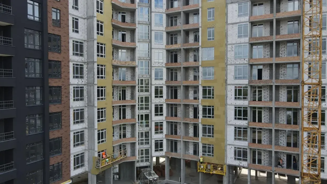 Старт фасадних робіт! Утеплюємо 10-ту секцію ЖК Синергія Сіті мінватою найвищої якості