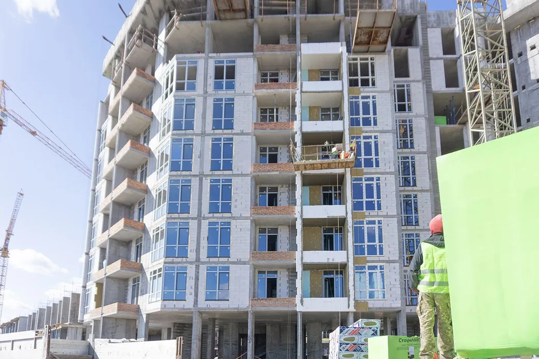 В 32 доме ЖК Синергия Сити приступили к монтажу окон и утеплению фасада