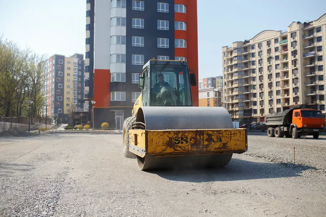 Встигнемо заасфальтувати прибудинкову територію ще до Великодня