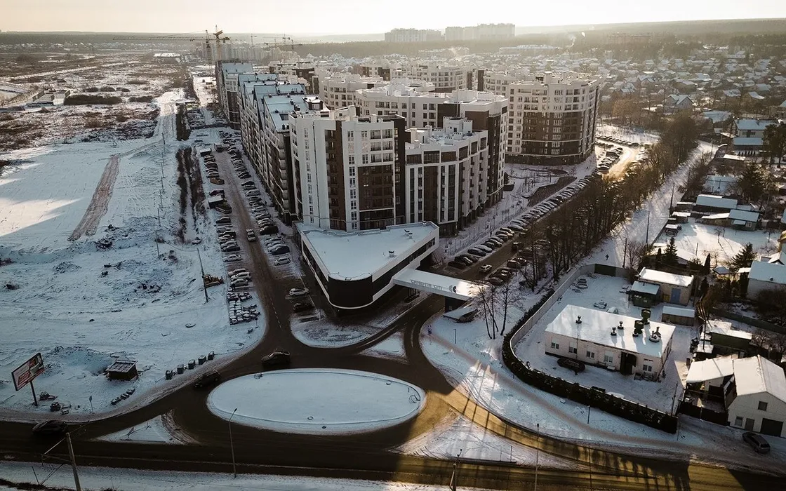 Во въездной зоне Синергия Сити открыли движение на новом круговом перекрестке