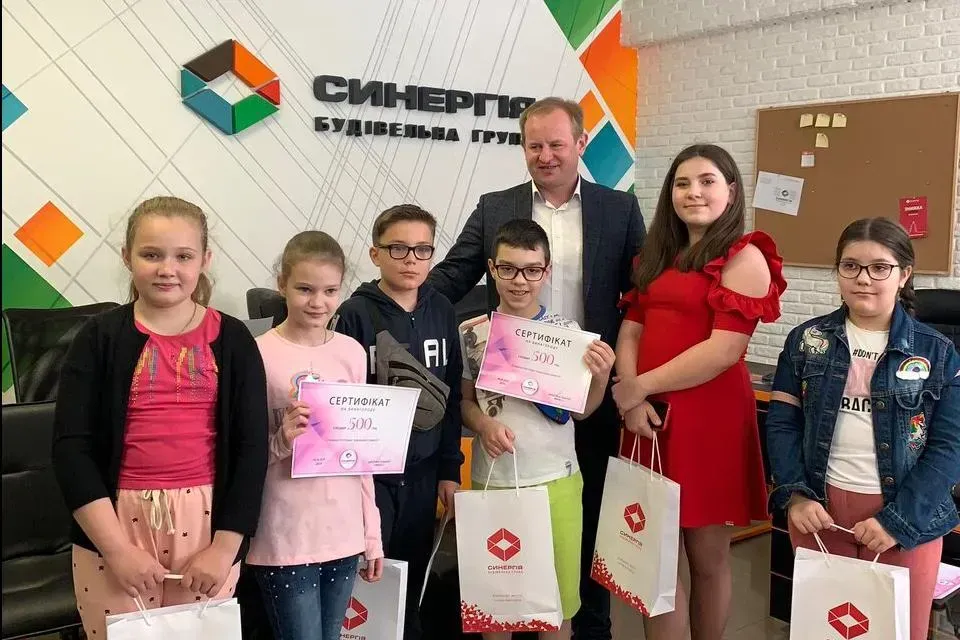 Ігор Оверко, директор Будівельної групи Синергія, привітав успішних учнів — відмінників Синергії