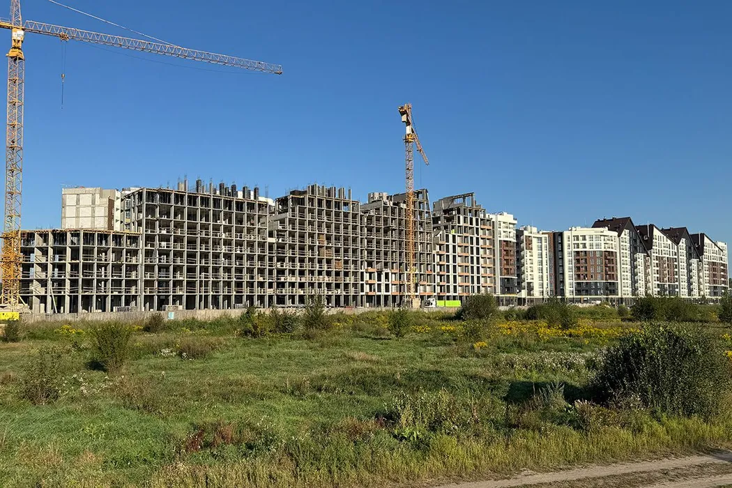 Завершили монолитные работы в 33 и 34 домах Синергия Сити