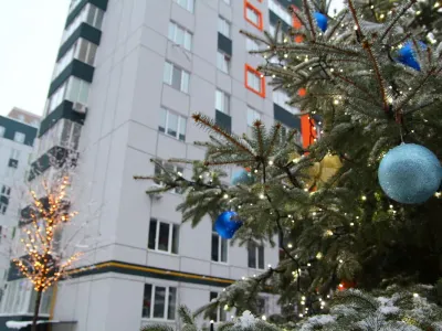 Новогодняя иллюминация создает праздничный уют