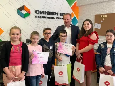 Ігор Оверко, директор Будівельної групи Синергія, привітав успішних учнів — відмінників Синергії