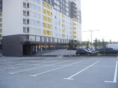 Завершуємо благоустрій в ЖК Green Side: нанесли дорожню розмітку на парковці