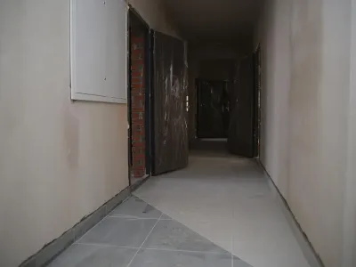 У 9-й секції ЖК Синергія 3+ розпочали укладку плитки в місцях загального користування 