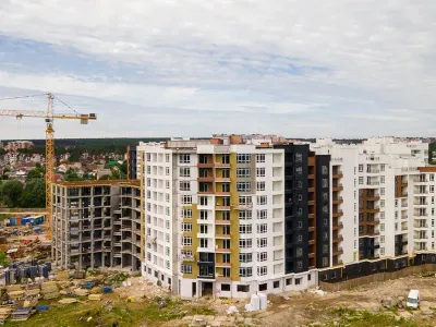 В ЖК Синергия Сити продолжаются фасадные работы в двух домах одновременно: 18 и 26 дома окрашиваются цветами