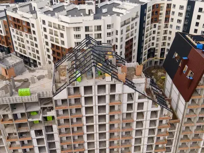 Начали строительство скатной крыши в 17 доме ЖК Синергия Сити