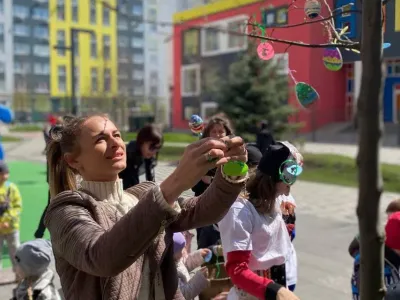 Синергія створює радісні традиції — разом з мешканцями прикрасили Великоднє дерево!