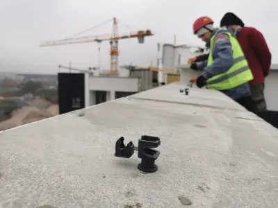 Блискавичний захист! В 7 и 8 секціях Синергія Сіті встановлюємо захист від блискавки