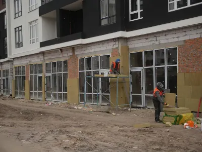 У 8-й секції ЖК Синергія Сіті завершуємо фасадні роботи на першому поверсі