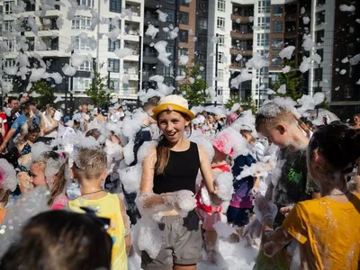 Пена, пираты и сотни детских улыбок: как в Синергии Сити прощались с летом