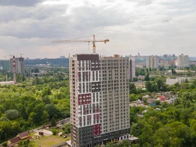 Приступили к покраске фасада 2 дома в ЖК Синергия Киев: будет ярко, долговечно, узнаваемо