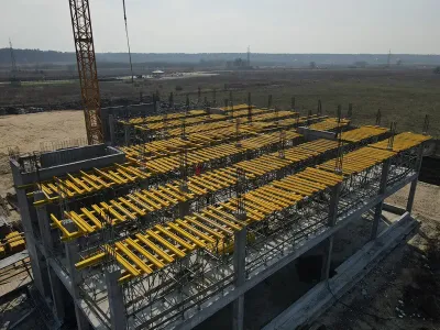 Динаміка будівництва нової школи-ліцею “Синергія” в Ірпені вражає: дивіться новий відеообліт з повітря