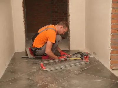 В місцях загального користування 7-ї секції ЖК Синергія Сіті закінчуємо класти плитку