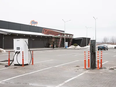 Де зарядити електромобіль в Ірпені: у ТРЦ Synergia Plaza запрацювала станція 160 кВт