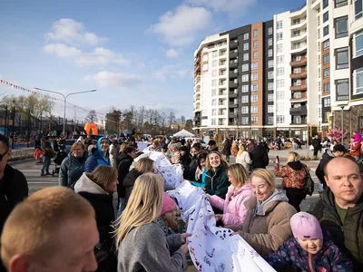 В Синергия Сити установили рекорд — создали 100-метровый рушник вместе с жителями и гостями Ирпеня