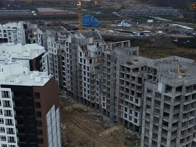 В 35 доме Синергия Сити приступили к установке окон