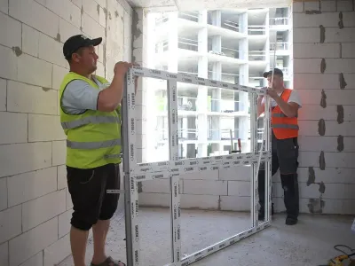 Приступили до монтажу вікон Rehau в 7-й секції житлового комплексу Синергія Сіті