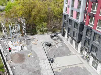У ЖК Синергія Київ розпочали монтаж дитячого майданчика