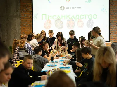 Праздничное настроение и традиции: как прошел мастер-класс по росписи писанок в Synergy Hub