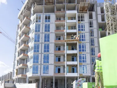 В 32 доме ЖК Синергия Сити приступили к монтажу окон и утеплению фасада