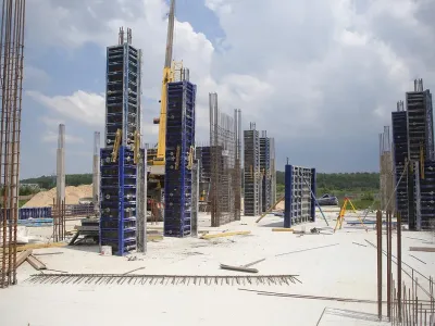Будівельники вже закладають основу для майбутніх стін нової ірпінської школи