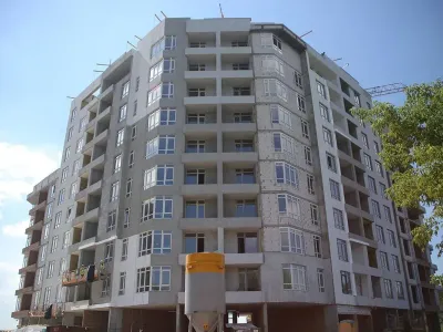 У 8-й секції ЖК Синергія Сіті тривають фасадні роботи