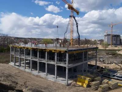 Новини з будівництва школи-ліцею “Синергія”: готове перекриття другого поверху 