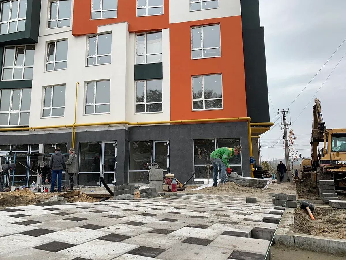 Красивим фасадам — красиве подвір’я. Продовжуємо благоустрій біля 1-6 будинків ЖК Синергія 3+ - 1