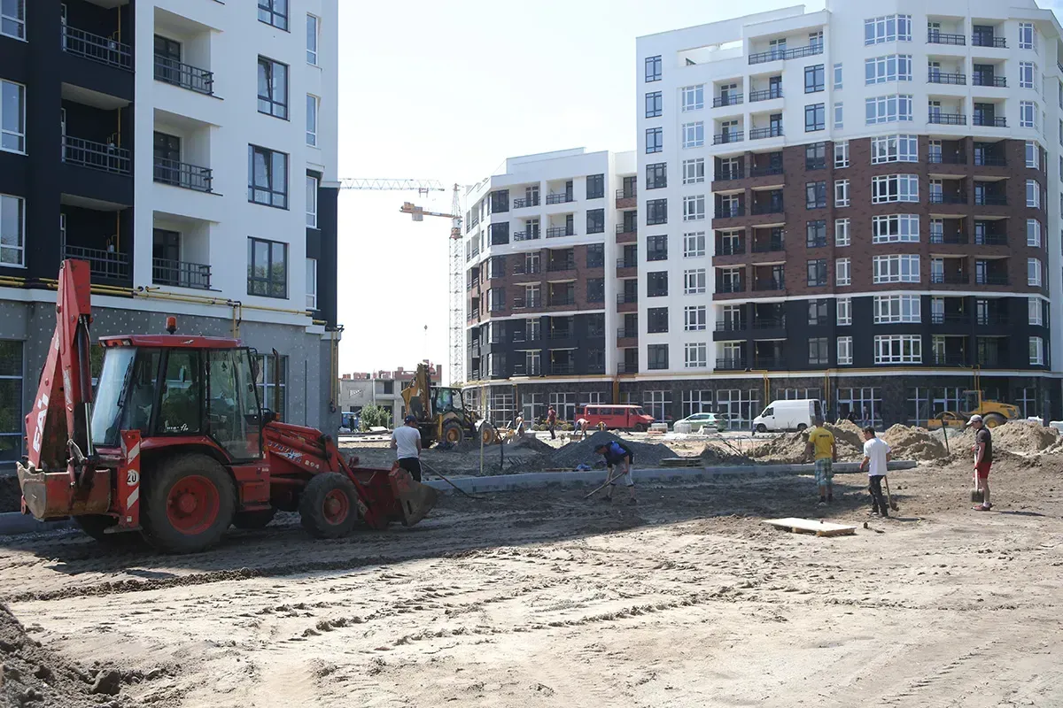 Тут затишний сквер для відпочинку. Продовжуємо роботи з благоустрою в ЖК Синергія Сіті  - 4