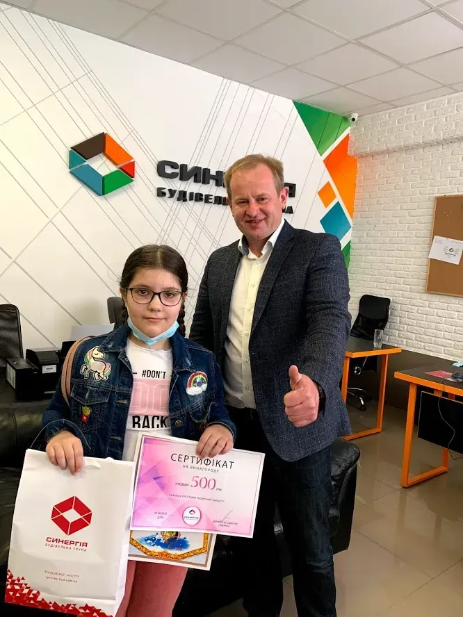Игорь Оверко, директор Строительной группы Синергия, поздравил успешных учеников — отличников Синергии - 5