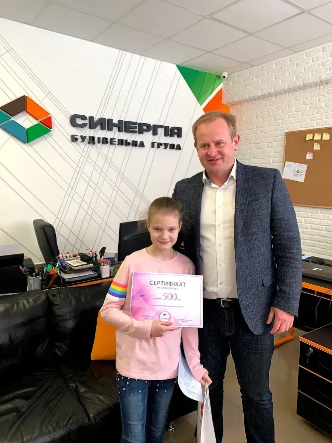 Игорь Оверко, директор Строительной группы Синергия, поздравил успешных учеников — отличников Синергии - 6