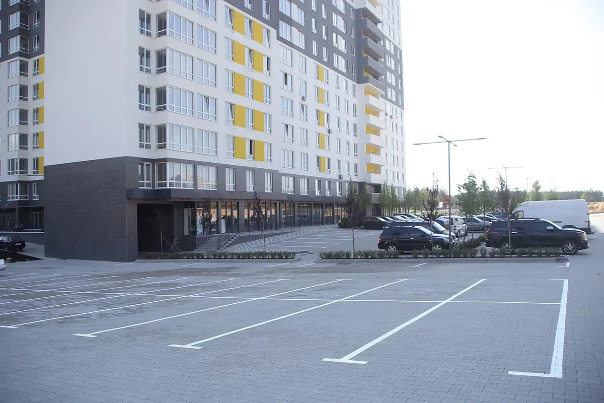 Завершуємо благоустрій в ЖК Green Side: нанесли дорожню розмітку на парковці - 1
