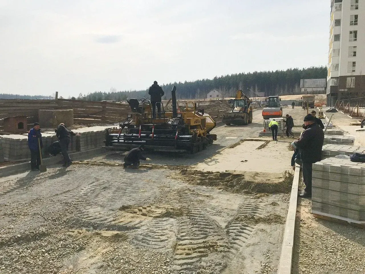 Устраиваем подъезды вокруг ЖК Green Side по-новому — укладываем тротуарную плитку - 2